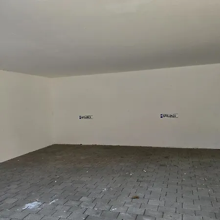 Lejlighed Upper Floor With Corner Balcony & Parking - Apolonialiving