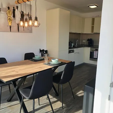 Upper Floor With Corner Balcony & Parking - Apolonialiving Lejlighed *